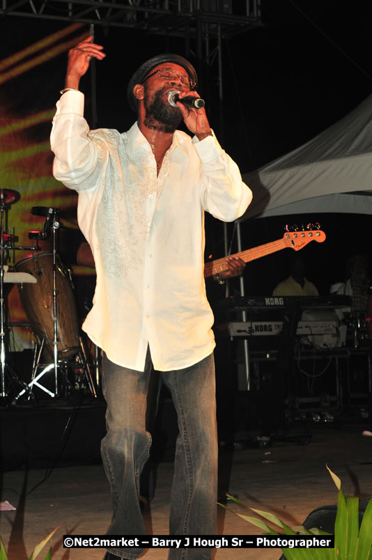 Beres Hammond @ Unite The People An International Reggae Fest, Featuring: Beres Hammond, Coco T, Queen Ifrica, Khalil, Cameal Davis, Iley Dread, Rochelle, Geoffrey Star, Ras Penco, Kool DeLoy, Otis Gayle, J.McKay, Tiney Winey, Venue at Norman Manley Boulevard, Negril, Westmoreland, Jamaica - Saturday, April 4, 2009 - Photographs by Net2Market.com - Barry J. Hough Sr, Photographer/Photojournalist - Negril Travel Guide, Negril Jamaica WI - http://www.negriltravelguide.com - info@negriltravelguide.com...!